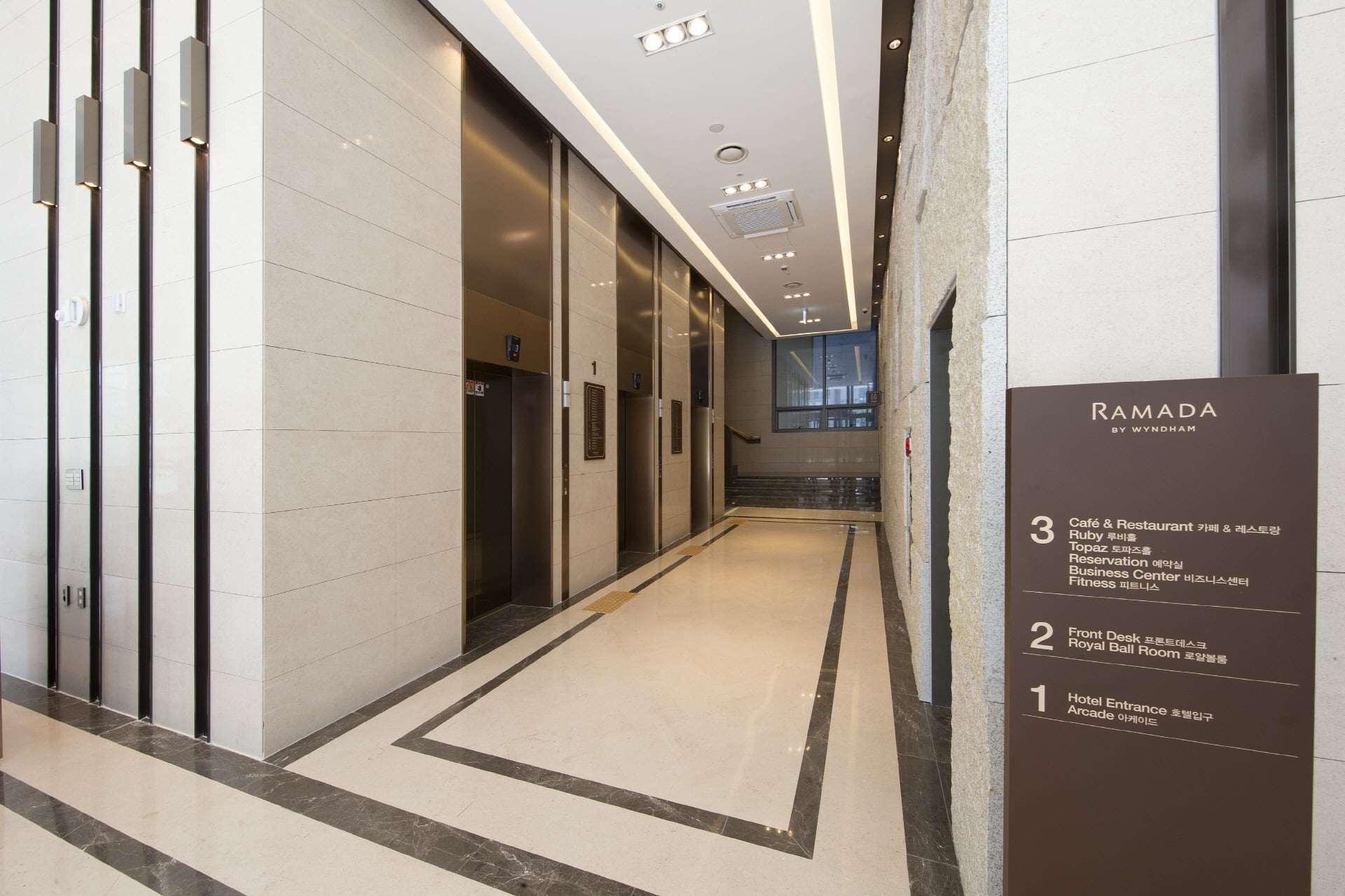 Ramada By Wyndham Daejeon Hotel Exterior foto